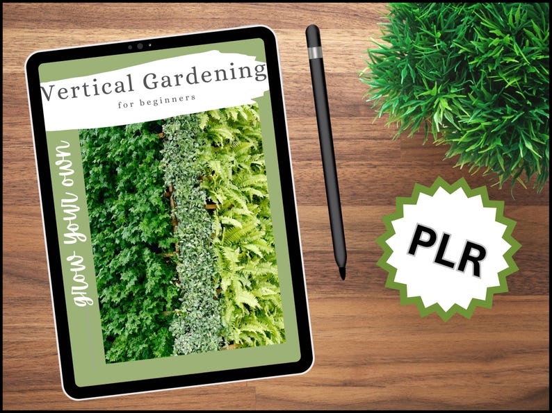 Pode incluir: Um tablet digital que exibe uma capa verde e marrom com o texto "Vertical Gardening for beginners" e o texto "grow your own" escrito verticalmente no lado esquerdo. O tablet est&aacute; em uma superf&iacute;cie de madeira com uma planta verde e uma caneta stylus preta.