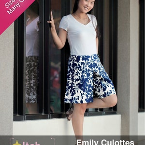 Op de afbeelding: Een vrouw draagt een witte V-hals shirt en een blauw-witte bloemen culotte. De afbeelding bevat de tekst "Size 00-20 Many Options" en "Emily Culottes Digital PDF Sewing Pattern itch-to-stitch.com".