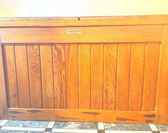 Antike Nationale Eiskiste - J & S Lumber Co Milwaukee Wisconsin — Originale Zinkauskleidung — Beide Etiketten intakt — Anfang 1900er Jahre — Kansas City MO