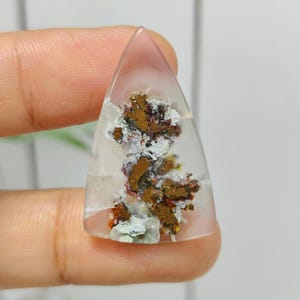 Chrysokoll Konfetti Floating Native Kupfer | Chalzedon | Größe: 28x24x5,4 mm | Versteinertes Holz.