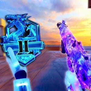 Peut inclure: Vue à la première personne d'une scène de jeu vidéo. Un emblème de dragon bleu brillant avec le chiffre romain II est tenu dans une main. L'autre main tient une arme à motifs violets et bleus sur fond de coucher de soleil.