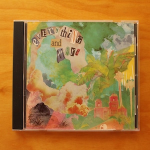 Puede incluir: Una caja de CD con una colorida portada abstracta. La portada presenta las palabras "everything and more" en un estilo collage. La obra de arte incluye tonos verdes, azules y naranjas, con imágenes de palmeras y un edificio.