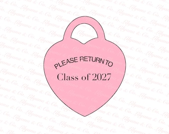 May include: A pink heart-shaped tag with a loop at the top. The tag has the text "PLEASE RETURN TO Class of 2027" in black, centered on the front. The background is a repeating pattern of the words "Lilyana & Co."