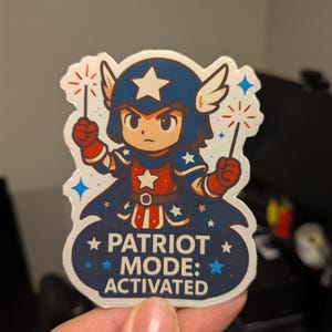 Sticker patriote activé, sticker chibi super-héros du 4 juillet, sticker drôle fierté des États-Unis pour ordinateurs portables ou agendas