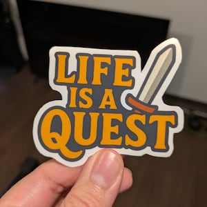 「人生は探求」ステッカー、ファンタジーソードビニールデカール、ゲーマーへのモチベーションアップギフト、ダンジョンズ＆ドラゴンズ プランナー向けアファメーション、RPGジャーナルステッカー