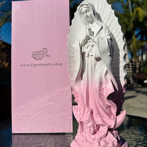 Estatua de la Virgen María en tono rosa degradado