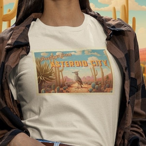 Saudações do cartão postal da cidade de asteróides Roadrunner Desert Wes Anderson camiseta feminina