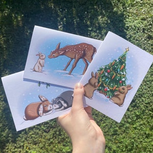 Kerstkaart schattig konijntje - winters tafereel met geïllustreerde konijntjes en boom - A6-formaat met witte envelop - schattige kerstkaart