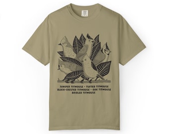 Camiseta unisex teñida con el pájaro carbonero de Norteamérica