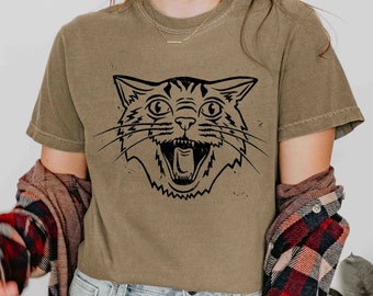Camiseta con estampado de gato silbando - Comfort Colors Angry Kitty Tee