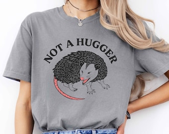 Camiseta con estampado de zarigüeya "Not a Hugger" y colores cómodos: divertida camiseta con meme