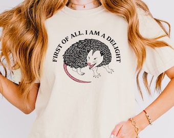 Camiseta "Delight Opossum Comfort Colors": divertida camiseta con meme de ansiedad