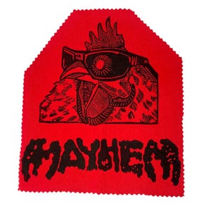 Puede incluir: Parche de tela rojo con una ilustración en blanco y negro de un gallo con gafas de sol y la palabra "MAYHEM" en letras negras.