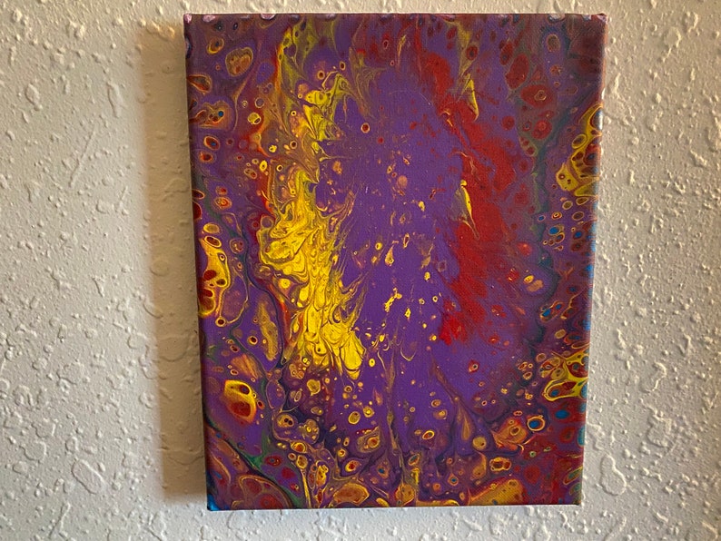 Pintura abstracta acrílica para verter y girar púrpura, amarillo y rojo imagen 5