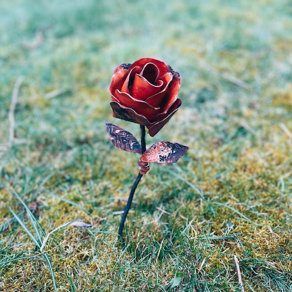 Geschmiedete Rose aus Kupfer und Stahl