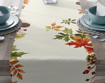 Caminho de Mesa de Outono em Aquarela: Folhas de Outono e Pinhas