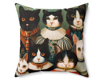 Puede incluir: Cojín cuadrado con un grupo de gatos vestidos con trajes renacentistas. Los gatos tienen pelajes negros, blancos y carey, con ojos naranjas. El fondo es verde apagado, creando una estética vintage.