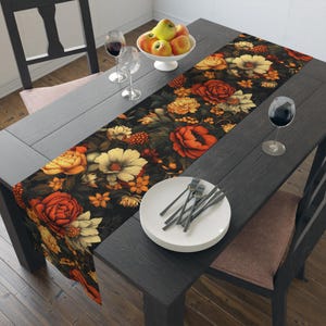 Elegante camino de mesa floral para Acción de Gracias: calabazas y flores rústicas de otoño, decoración festiva para cenas, decoración de mesa otoñal con elegancia hogareña de primera calidad