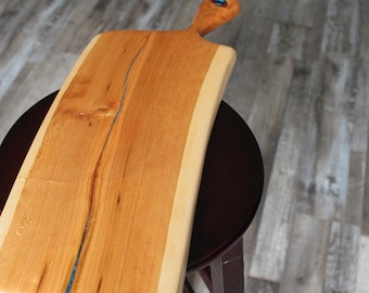 Tagliere di salumi con ciliegie dal bordo vivo