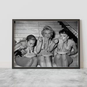 Klassische Italienische Küche: Frauen Essen Spaghetti Leinwand Kunst Vintage Schwarz Weiß Druck Pasta Fotografie Poster Wanddekor für Pasta Liebhaber