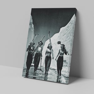 Poster vintage di ragazze che sciano, bianco e nero, sciatrici, foto antica, decorazione per rifugi sciistici, arte murale stampabile, stampe retrò
