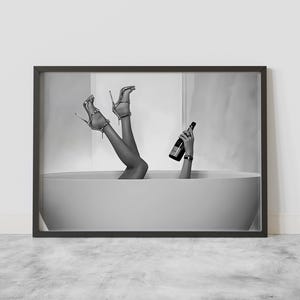 Impressão de mulher de salto alto bebendo vinho na banheira, pôster feminista, arte de parede para banheiro, preto e branco, decoração de banheiro para adolescentes, arte para banheira