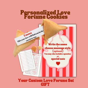 Op de afbeelding: Een gepersonaliseerde liefdesfortuin-koekjes set met een roze en rood thema. De afbeelding toont twee fortuin-koekjes met een bericht dat luidt "Emma, Dit jaar zal de liefde je op de liefste manier vinden...". De set bevat een kaart met aanpassingsopties.