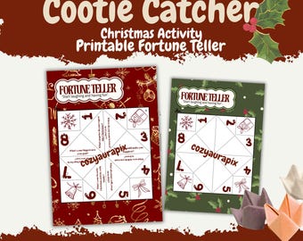 Op de afbeelding: Een printbaar kerst-fortuinvertellerspel. Het ontwerp heeft een rood en groen kleurenschema met hulstaccenten. De tekst luidt "Cootie Catcher" en "Christmas Activity Printable Fortune Teller". Het spel bevat nummers en aanwijzingen.