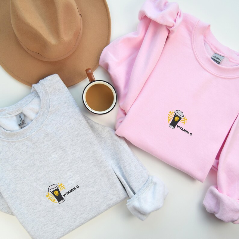 Peut inclure: Ensemble de trois tasses en c&eacute;ramique avec une finition mate et mouchet&eacute;e. Les tasses sont de couleur cr&egrave;me, gris clair et gris fonc&eacute;. Chaque tasse a un design simple et minimaliste avec une anse arrondie.