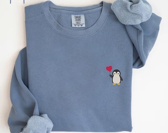 Suéter de pingüino bordado con globo de corazón, suéter acogedor de pingüino con globo, suéter adorable de pingüino y corazón, suéter de colores cómodos