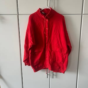Felpa vintage Either Or rossa con bottoni frontali, vestibilità oversize e ampie tasche.