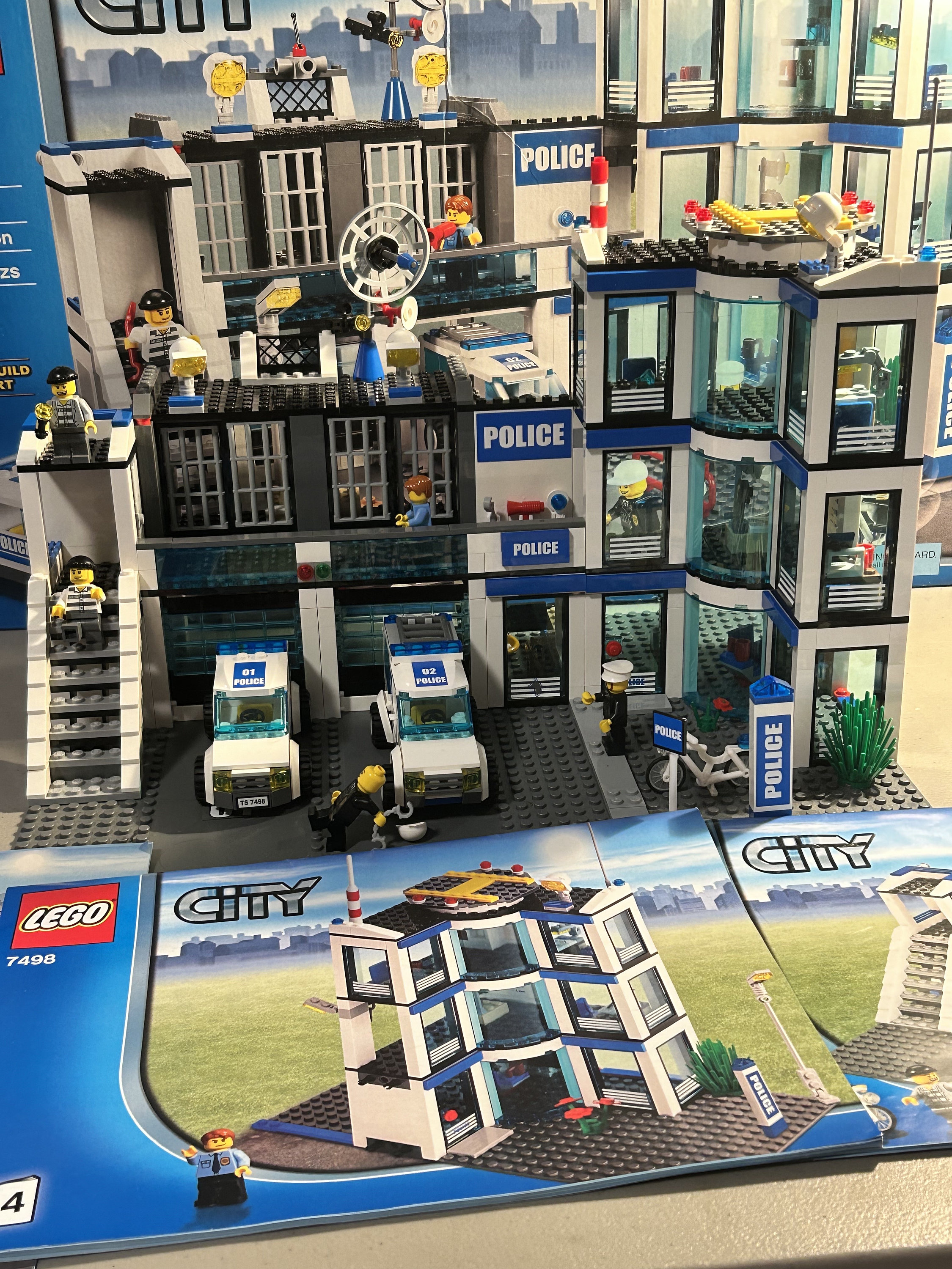 LEGO CITY Police Station 7498 Minifigs all instructions Lego pieces original box
