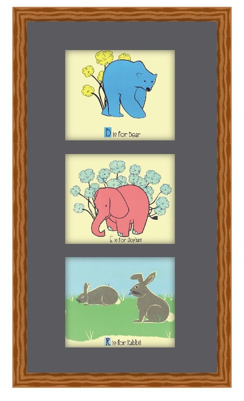 Może przedstawiać: Wydruk w ramie z trzema ilustracjami zwierząt. G&oacute;rna ilustracja przedstawia niebieskiego niedźwiedzia z ż&oacute;łtymi kwiatami. Środkowa ilustracja przedstawia r&oacute;żowego słonia z niebieskimi kwiatami. Dolna ilustracja przedstawia brązowego kr&oacute;lika z zieloną trawą. Każda ilustracja zawiera literę i zwrot "jest dla" po kt&oacute;rym następuje nazwa zwierzęcia.