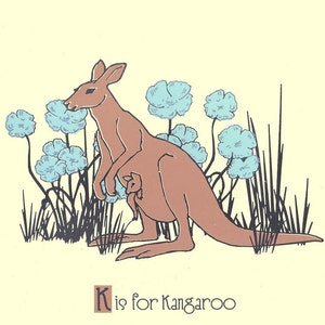 Może przedstawiać: Brązowy kangur z małym w torbie stoi na polu niebieskich kwiat&oacute;w. Tekst "K is for Kangaroo" znajduje się pod obrazkiem.