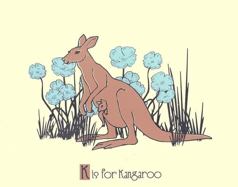Może przedstawiać: Brązowy kangur z małym w torbie stoi na polu niebieskich kwiat&oacute;w. Tekst "K is for Kangaroo" znajduje się pod obrazkiem.