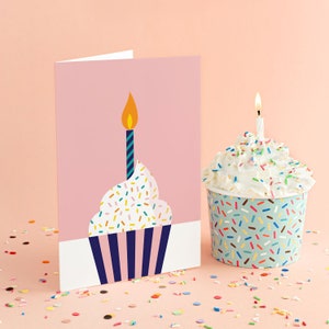 Linda tarjeta de cumpleaños. - Tarjeta de felicitación rosa con forma de cupcake de feliz cumpleaños, papelería, tamaño A7, 5 x 7 pulgadas, interior en blanco