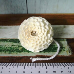 15 Zinnia Sola-diffusorblommor i trä, 5 cm i diameter, med bomullsrep