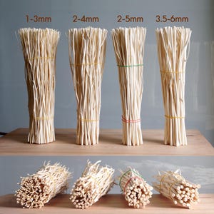 Puede incluir: Se muestran varios manojos de ramitas naturales de color claro, con diámetros de 1-6 mm. Cada manojo está asegurado con una goma elástica. El texto "1-3mm", "2-4mm", "2-5mm" y "3.5-6mm" es visible.
