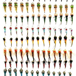 Może przedstawiać: Kolekcja 60 przynęt muchowych z koralikami i piórami w różnych kolorach. Przynęty są ułożone w rzędach na białym tle.