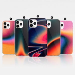 Puede incluir: Cinco fundas de teléfono diferentes con diseños abstractos en tonos naranja, rosa, azul y negro. Las fundas son todas para el mismo modelo de teléfono y tienen un acabado brillante.