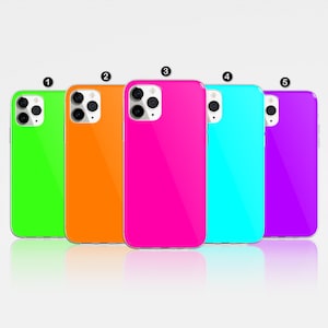 以下が含まれることがあります： 緑、オレンジ、ピンク、青、紫の5色のスマートフォンケースが並んでいます。各ケースは光沢仕上げで、カメラ用の切り抜きがあります。
