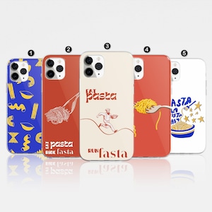 Może przedstawiać: Pięć etui na telefon z motywami makaronu. Etui mają różne grafiki, w tym kształty makaronu, widelec ze spaghetti i tekst „Eat Pasta Run Fasta”. Etui są w odcieniach niebieskiego, czerwonego i kremowego.