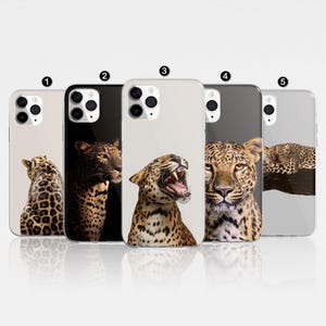 Puede incluir: Cinco fundas de teléfono diferentes con diseños de estampado de leopardo. Cada funda presenta una pose de leopardo diferente, incluyendo un leopardo mirando directamente a la cámara, un leopardo con la boca abierta y un leopardo acostado. Las fundas son todas en blanco y negro.