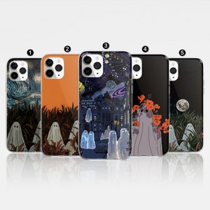 Könnte beinhalten: Fünf verschiedene Handyhüllen mit Halloween-Motiv. Jede Hülle zeigt ein anderes Design mit Geistern, einem Sternenhimmel, einem Schloss und einem Mond. Die Hüllen sind alle in Schwarzweiß mit Farbakzenten gehalten.