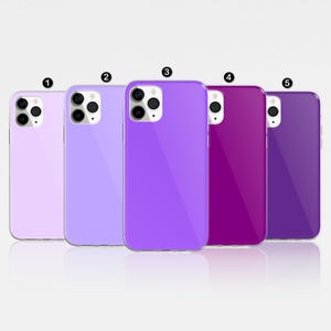 Può includere: Cinque custodie per telefono di diversi colori. Le custodie sono tutte della stessa forma e dimensione e hanno un ritaglio per la fotocamera sul retro. I colori sono lilla chiaro, lavanda, viola, viola scuro e viola intenso.