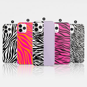 Può includere: Cinque custodie per iPhone con design a stampa zebrata. Le custodie sono in bianco e nero, rosa e nero, arancione e rosa e una custodia viola tinta unita.