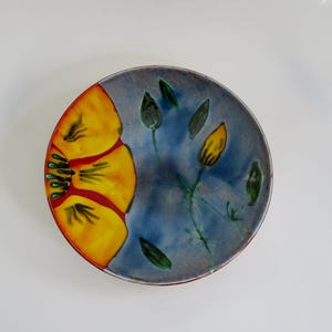 Poole Pottery Delphis fat. Vild vallmo av Anita Harris. 26 cm diameter. ca 1990-talet
