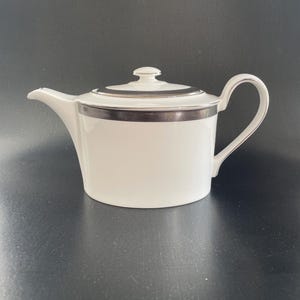 Wedgwood Metropolis Teekanne. Feines Bone China. Hergestellt in England