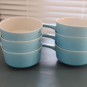 VILLEROY & BOCH. Suppen-/Desert-Schalen in Hellblau, mit Henkel. Hergestellt in Luxemburg um 1960