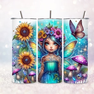 Può includere: Tre bicchieri in acciaio inossidabile con disegni colorati. Il bicchiere centrale presenta una fata con capelli blu e ali, circondata da girasoli, funghi e farfalle. Il bicchiere a sinistra presenta girasoli e funghi. Il bicchiere a destra presenta farfalle e funghi.